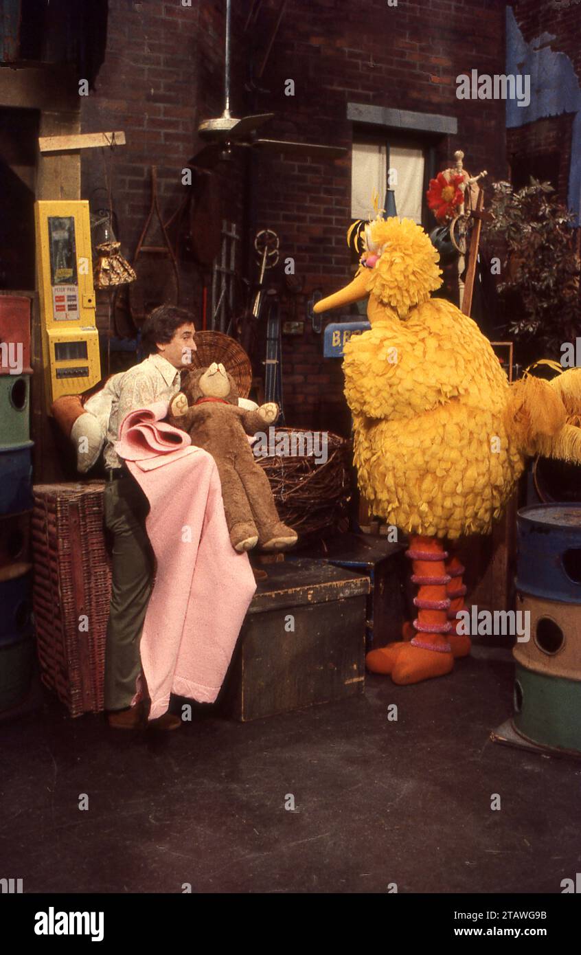 Ein 1977 gedrehtes Foto von Proben auf dem Sesamtreet, dieses mit Big Bird, gesungen von Carroll Spinney und Bob Johnson, gespielt von Bob McGrath. In ihrem Studio auf der Upper West Side von Manhattan. Stockfoto
