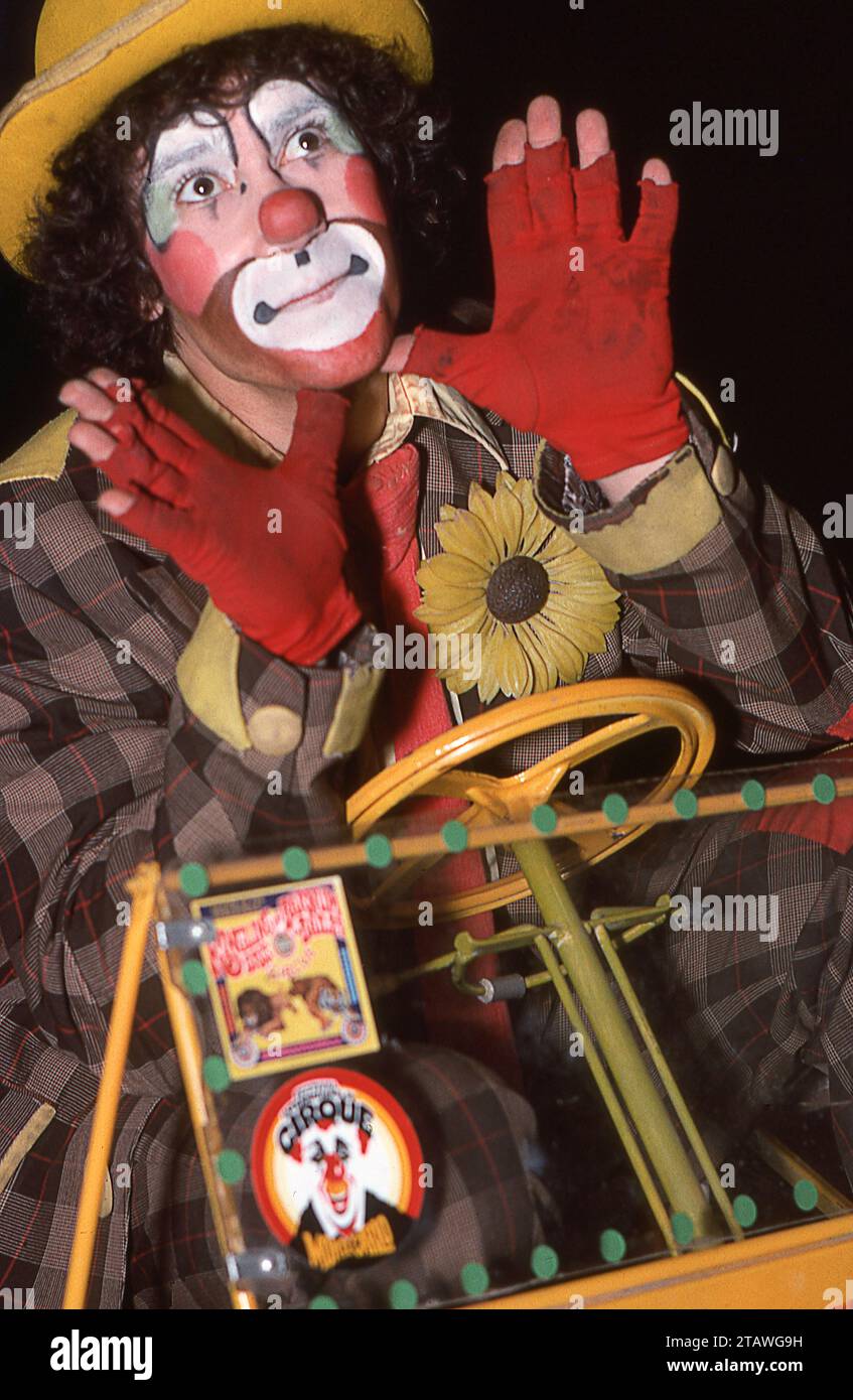 Ein Foto von einem Ringling Brothers Clown aus dem Jahr 1979 in voller Schminke und in einem Clownwagen. Beim ClownCollege-Vorsprechen in Nassau Coliseum auf Long Island. Stockfoto