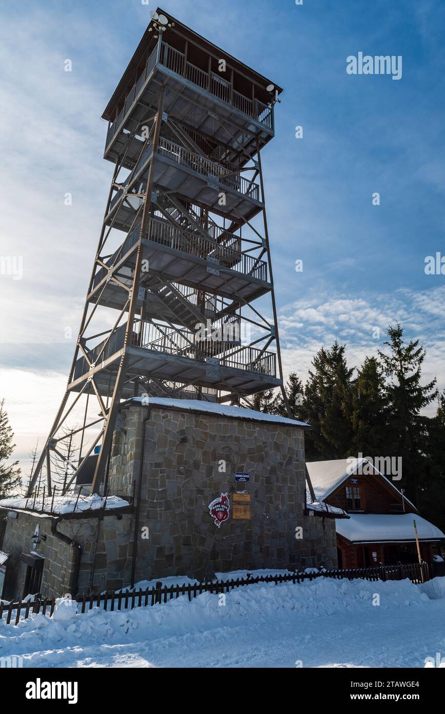 Aussichtsturm auf dem Hügel Velka Cantoryje in den Bergen der Slezske Beskiden an der tschechisch-polnischen Grenze im Winter Stockfoto