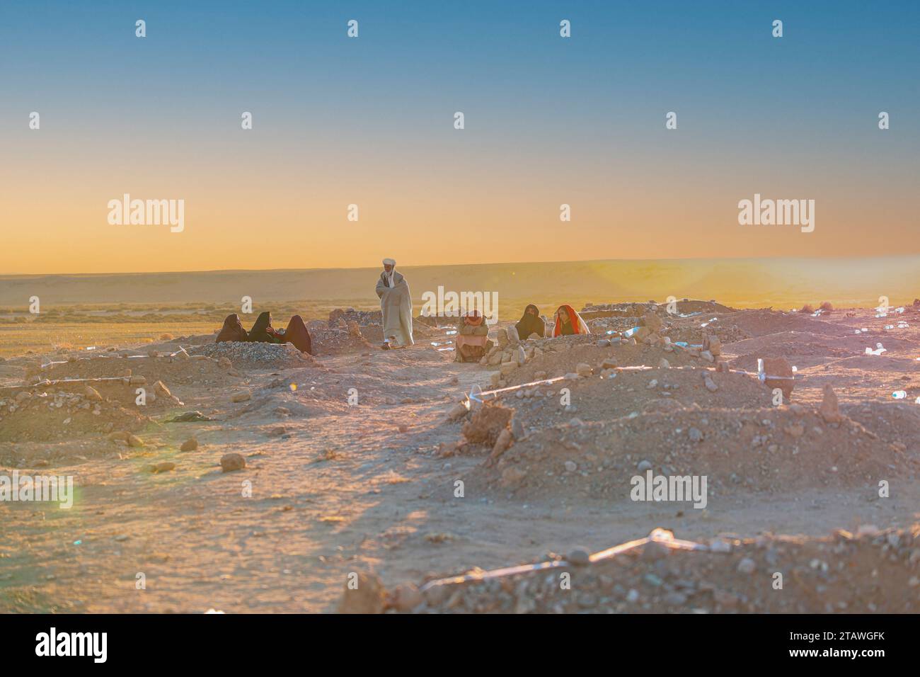 Friedhof in grüner Umgebung, mit einem arabischen Satz auf dem Grab | Foto eines islamischen Grabes. Stockfoto