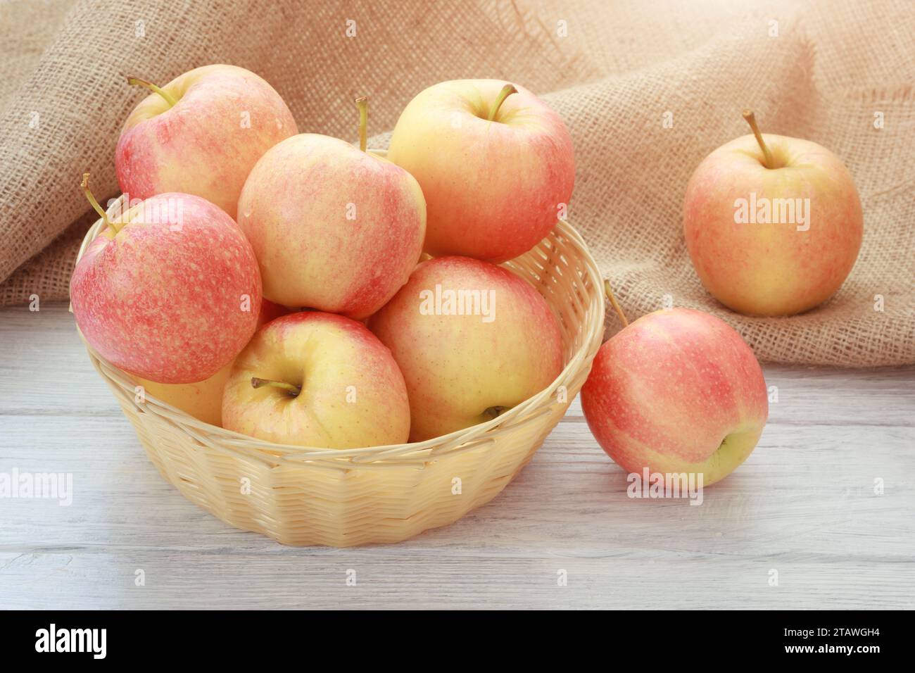 Leckere Rote Und Gelbe Äpfel. Frische Früchte Auf Dem Hölzernen Weißen Hintergrund Im Korb. Stockfoto