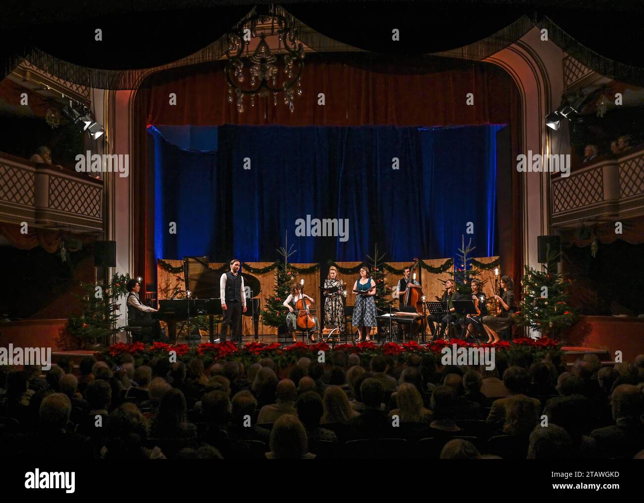 Hausmusikroas - Weihnachtskonzert der Salzkammergut Festwochen Gmunden, im Stadttheater Gmunden, am 01.12.2023. Das Bild zeigt v.l.n.r.: Pianistin Sascha El Mouissi, Bariton Rafael Fingerlos, Cellistin Julia Hagen, Sängerin Vera-Lotte Boecker, Johanna Dumfart, N.N., Michael Dumfart, Laura-Maria und Magdalena Waldauf 2023 - Hausmusikroas - Weihnachtskonzert der Salzkammergut Festwochen Gmunden, im Stadttheater Gmunden, am 01.12.2023. *** Hausmusikroas Weihnachtskonzert der Salzkammergut Festwochen Gmunden, im Stadttheater Gmunden, am 01 12 2023 zeigt das Bild von links nach rechts Pianist Stockfoto