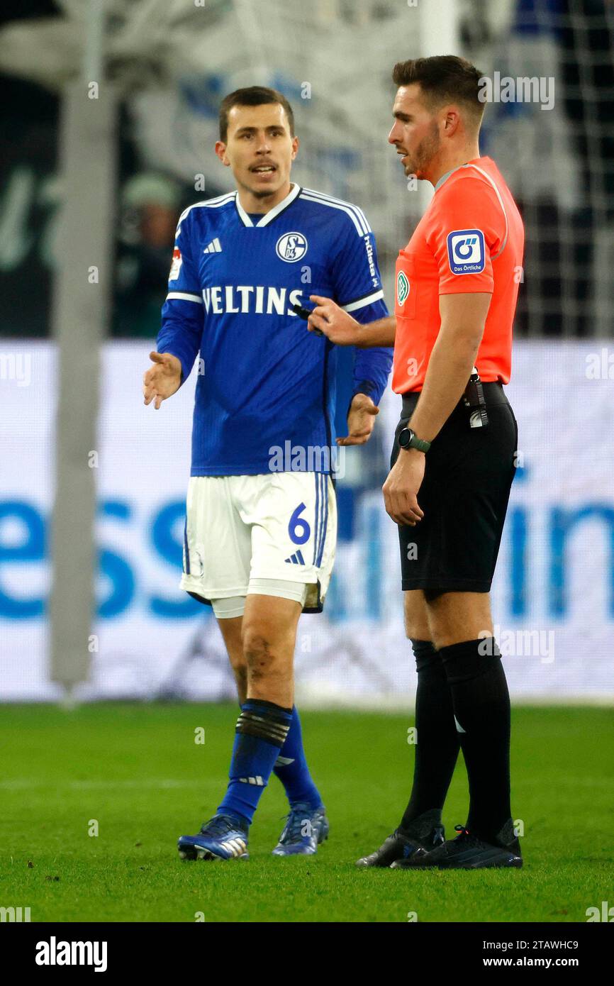 Gelsenkirchen, Deutschland, 2. Fussball-Bundesliga 15. Spieltag FC Schalke 04 : VFL Osnabrück 4:0 am 01.12. 2023 in der Veltins -Arena auf schalke in Gelsenkirchen Schiedsrichter Tom BAUER Re.- und Ron SCHALLENBERG (S04) li.- Foto: Norbert Schmidt, Düsseldorf Stockfoto