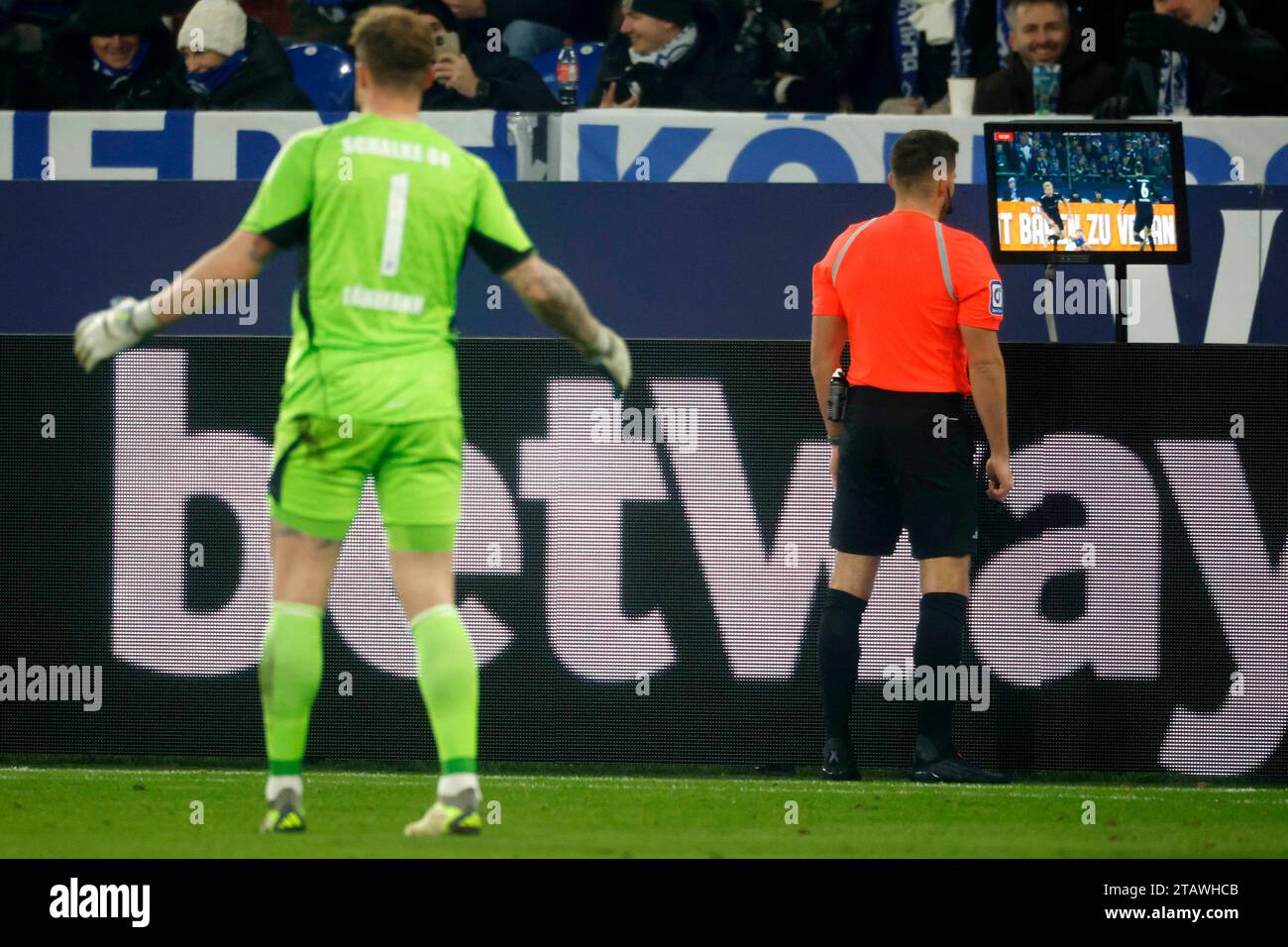 Gelsenkirchen, Deutschland, 2. Fussball-Bundesliga 15. Spieltag FC Schalke 04 : VFL Osnabrück 4:0 am 01.12. 2023 in der Veltins -Arena auf schalke in Gelsenkirchen Schiedsrichter Tom BAUER re.- schaut sich eine Spielszene auf dem VAR Monitor an Foto: Norbert Schmidt, Düsseldorf Stockfoto
