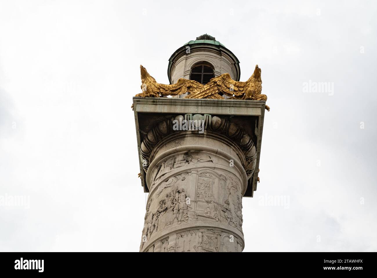 Wien, Österreich 29 September 2023 Nahaufnahme der Säule außerhalb der berühmten barocken St. Karlskirche; Karlskirche Stockfoto