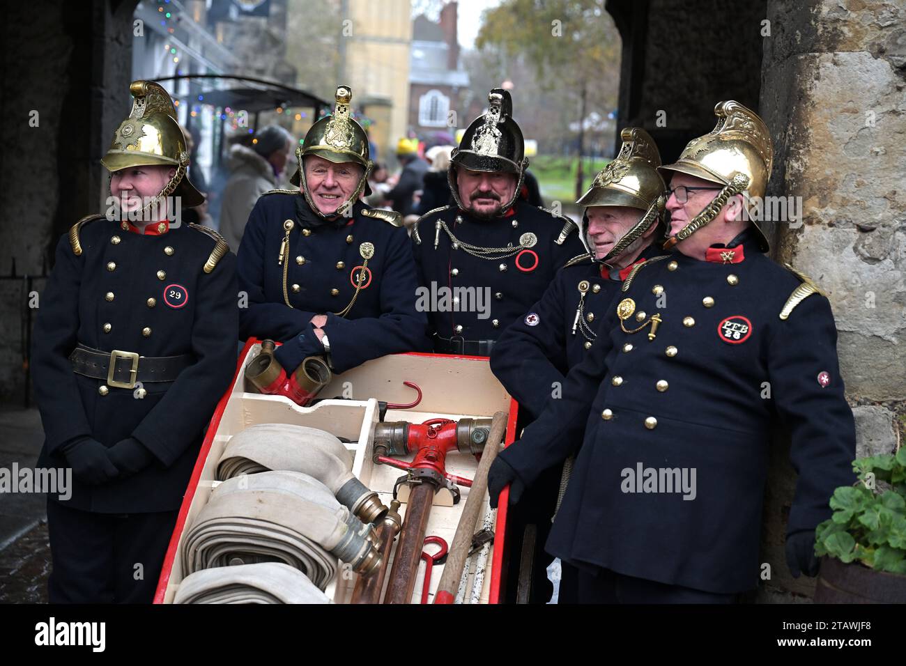 Rochester Kent, Großbritannien. Dezember 2023. Das Dickensische Weihnachtsfest kehrt zum jährlichen Weihnachtsfest nach Rochester zurück. Das Festival beinhaltete die Sieben Arme Travellers Prozession und die Grand Parade mit Kerzenschein. Das Festival findet seit 1988 in Rochester statt, um die Zeit zu feiern, in der Charles Dickens von 1817 bis 1822 in Kent lebte. Credit: MARTIN DALTON/Alamy Live News Stockfoto