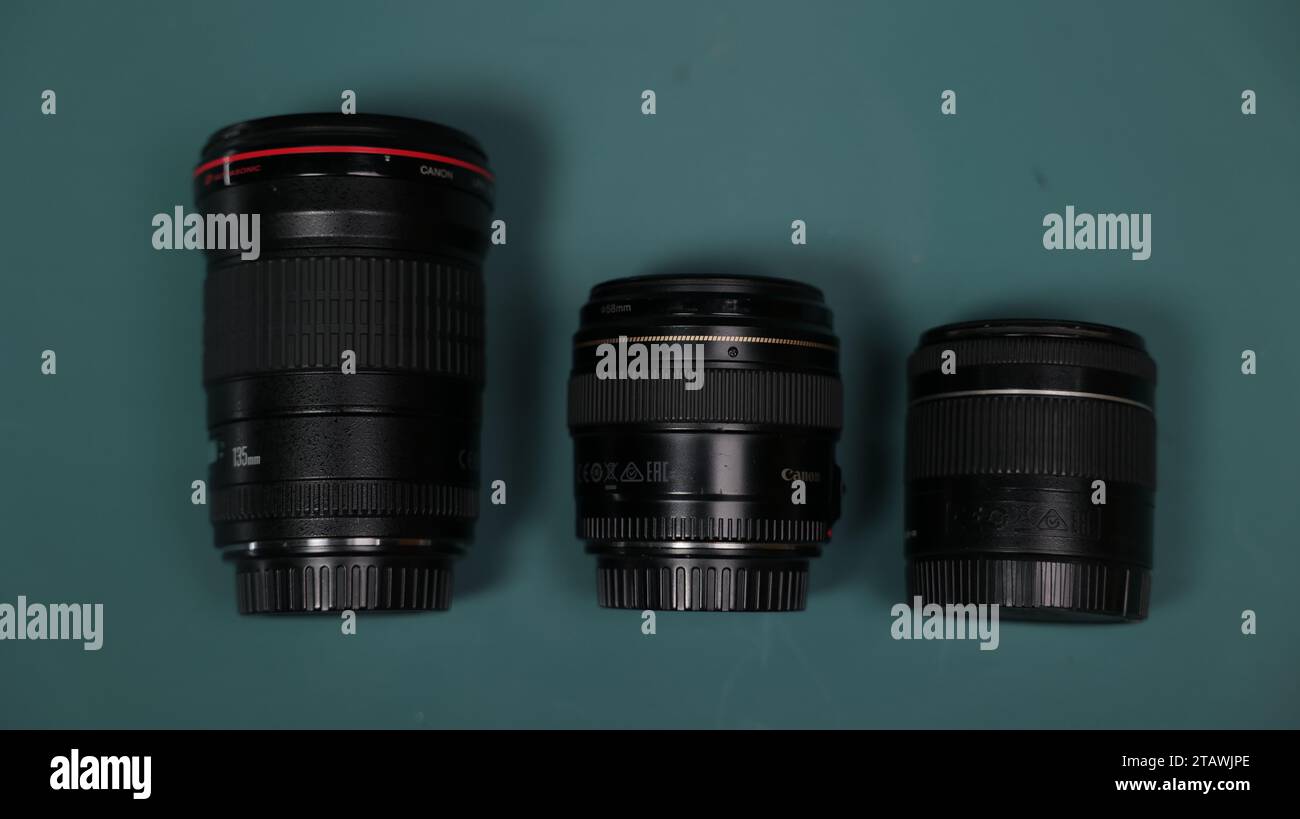 Kameraobjektiv, Canon Objektiv auf grauem Hintergrund, dunkler Hintergrund Stockfoto