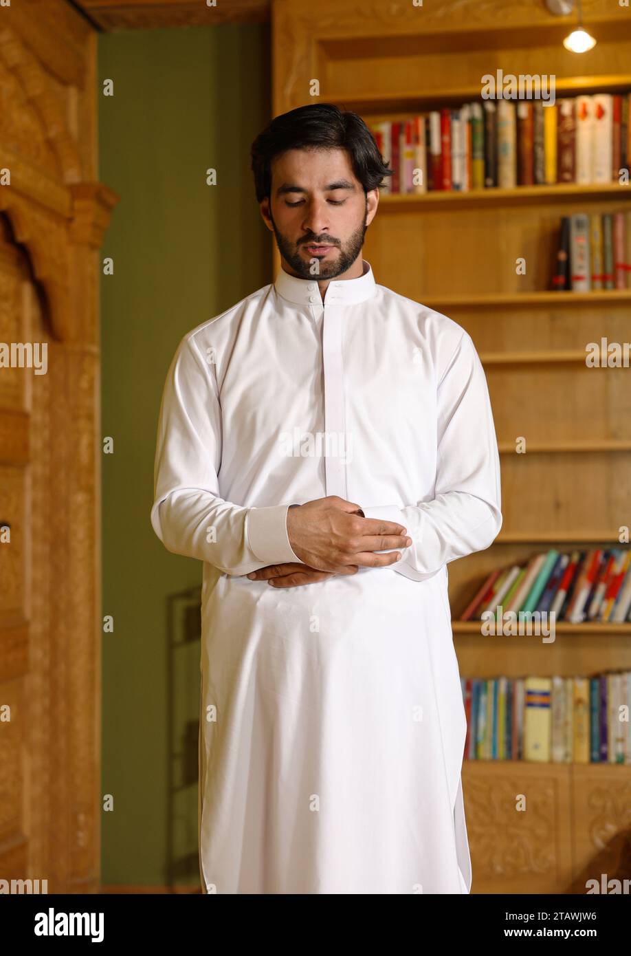 Junger muslimischer Mann betet, islamisches Gebet, Menschengebet. Stockfoto