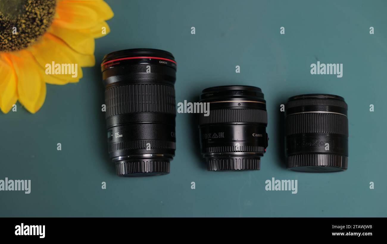 Kameraobjektiv, Canon Objektiv auf grauem Hintergrund, dunkler Hintergrund Stockfoto