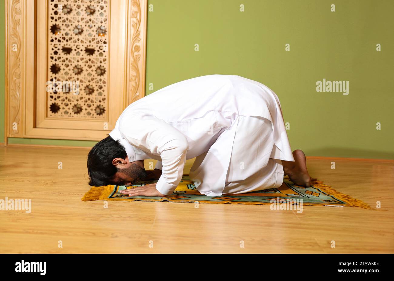 Junger muslimischer Mann betet, islamisches Gebet, Menschengebet. Stockfoto