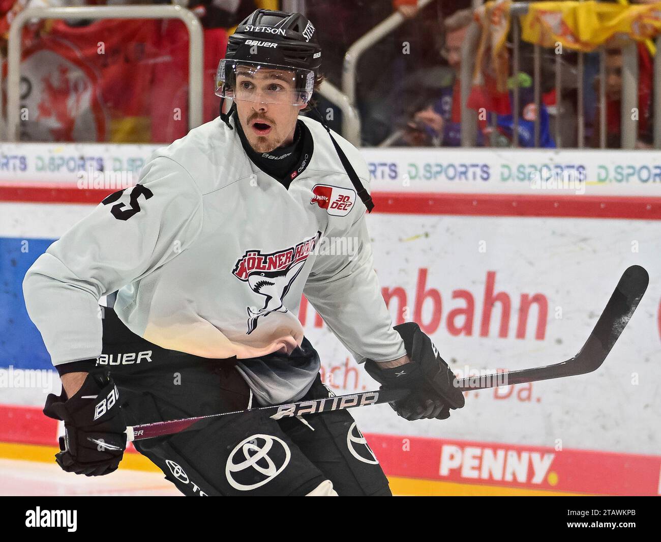 LouisMarc Aubry (Koelner Haie, 15) beim Aufwaermen. Duesseldorfer EG