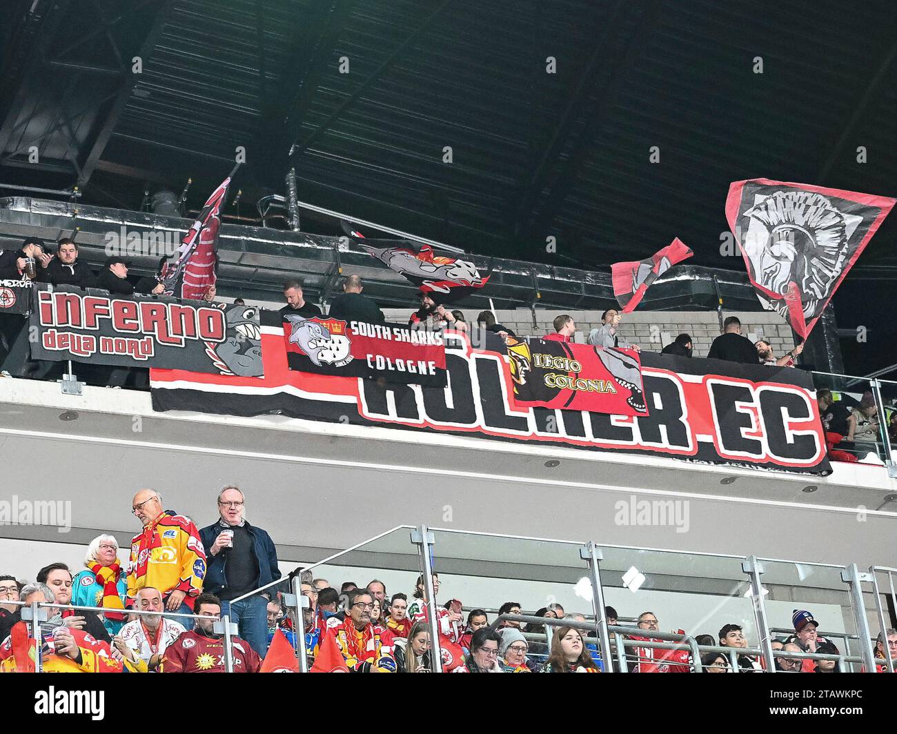 Die Haie Fans machen Stimmung im PSD-Bank Dome. Duesseldorfer EG vs. Koelner Haie, Eishockey, Penny DEL, 24. Spieltag, Saison 2023/2024, 03.12.2023 Foto: Eibner-Pressefoto/Thomas Haesler Stockfoto