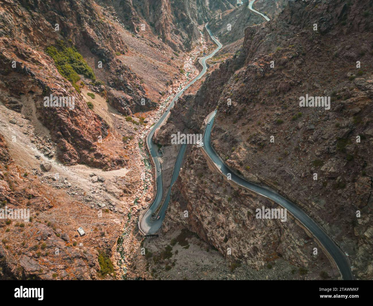 Ein Blick aus der Vogelperspektive auf die Berge mit blauem Himmel und einer Straße, die ihn durchquert | Afghanistan Mountains Stockfoto