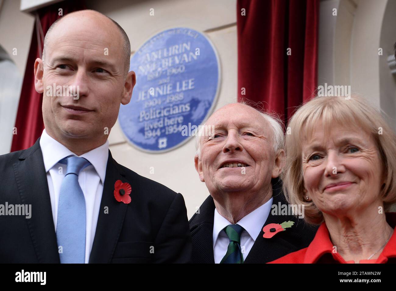 Aktenfoto vom 11/15 des ehemaligen Labour-Vorsitzenden Lord Kinnock mit seiner Frau Glenys und seinem Sohn Stephen Kinnock, nachdem er am 23 Cliveden Place in Chelsea, London eine blaue Gedenktafel zum englischen Erbe enthüllt hatte. Baroness Glenys Kinnock of Holyhead, eine ehemalige Ministerin, Abgeordnete und Ehefrau des ehemaligen Labour-Führers Lord Kinnock, starb friedlich in ihrem Schlaf am Sonntag, sagte ihre Familie in einer Erklärung. Ausgabedatum: Sonntag, 3. Dezember 2023. Stockfoto