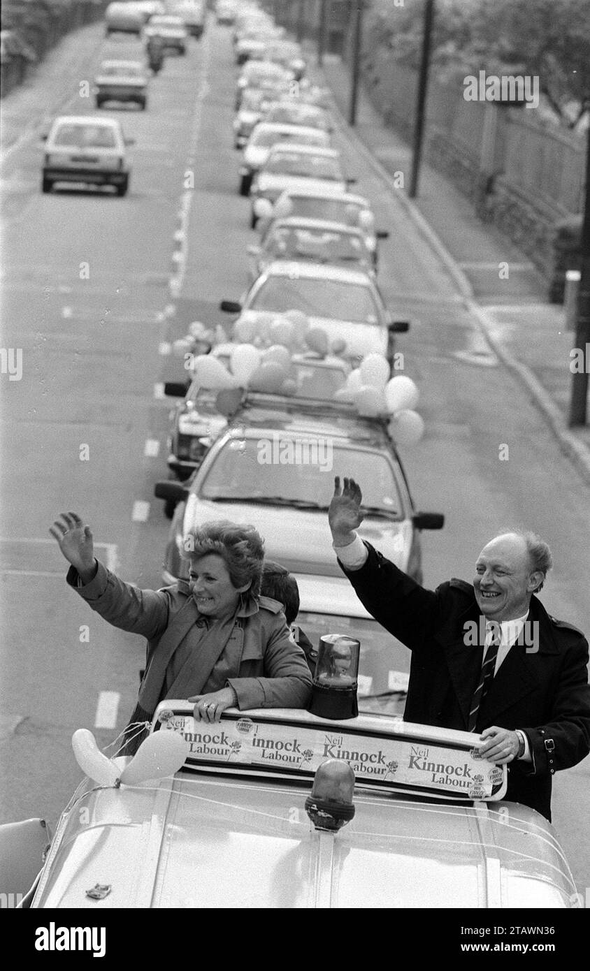 Aktenfoto vom 24. Mai 05/87, in dem der damalige Labour-Führer Neil Kinnock und seine Frau Glenys Wohlwollende von einem offenen Fahrzeug aus begrüßten, während sie eine halbe Meile lange Kavalcade von Autos auf einer 37 Meilen langen Reise durch seinen Wahlkreis Islwyn führten, als Teil seines Wahlkampfs 1987. Baroness Glenys Kinnock of Holyhead, eine ehemalige Ministerin, Abgeordnete und Ehefrau des ehemaligen Labour-Führers Lord Kinnock, starb friedlich in ihrem Schlaf am Sonntag, sagte ihre Familie in einer Erklärung. Ausgabedatum: Sonntag, 3. Dezember 2023. Stockfoto