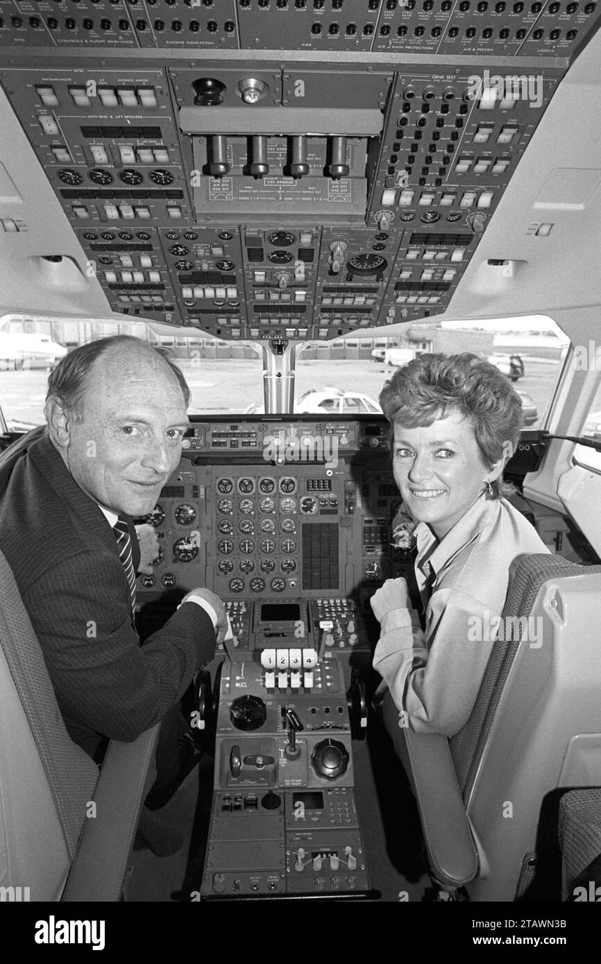 Aktenfoto vom 06/87 des damaligen Labour-Vorsitzenden Neil Kinnock und seiner Frau Glenys im Cockpit einer BAE 146 während eines Besuchs bei British Aerospace in Hatfield. Baroness Glenys Kinnock of Holyhead, eine ehemalige Ministerin, Abgeordnete und Ehefrau des ehemaligen Labour-Führers Lord Kinnock, starb friedlich in ihrem Schlaf am Sonntag, sagte ihre Familie in einer Erklärung. Ausgabedatum: Sonntag, 3. Dezember 2023. Stockfoto