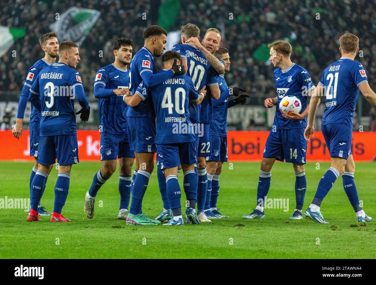 Sport, Fußball, Bundesliga, 2023/2024, Borussia Mönchengladbach vs. TSG 1899 Hoffenheim 2:1, Stadion Borussia Park, Trouble nach dem Equalizer-Tor 1-1, Torschütze Wout Weghorst (TSG) 6.f.l. wurde durch Freude mit Umut Tohumcu (TSG) 5.f.l. verletzt und beschwert sich, während Tohumcu seinen Teamkollegen um Komfort, f.r. Anton (TSG) Pavel Kaderabek (TSG), Ozan Kabak (TSG), Kevin Akpoguma (TSG), Kevin Vogt (TSG), Andrej Kramaric (TSG), Maximilian Beier (TSG), Marius Buelter (TSG), DFL-VORSCHRIFTEN VERBIETEN DIE VERWENDUNG VON FOTOGRAFIEN ALS BILDSEQUENZEN UND/ODER QUASI-VIDEO Stockfoto