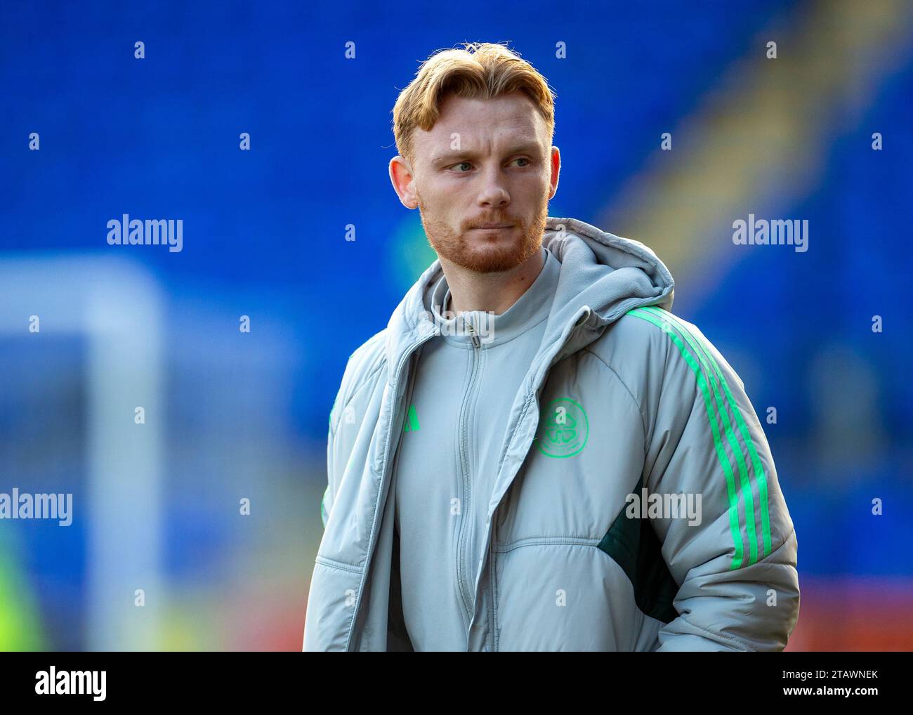 3. Dezember 2023; McDiarmid Park, Perth, Schottland: Scottish Premiership Football, St Johnstone versus Celtic; Liam Scales of Celtic während der Pitchinspektion Stockfoto