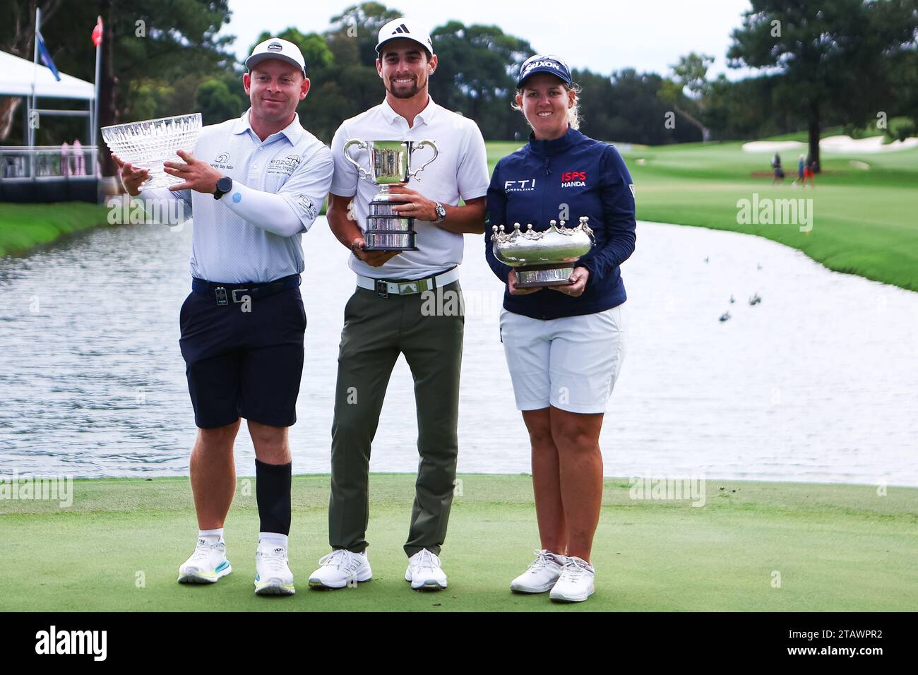 Dezember 2023; der Australian Golf Club und der Lakes Golf Club, Sydney, New South Wales, Australien; ISPS HANDA Australian Open Final Round; Lachlan Wood, Joaquin Niemann und Ashleigh Buhai mit ihren Trophäen Stockfoto