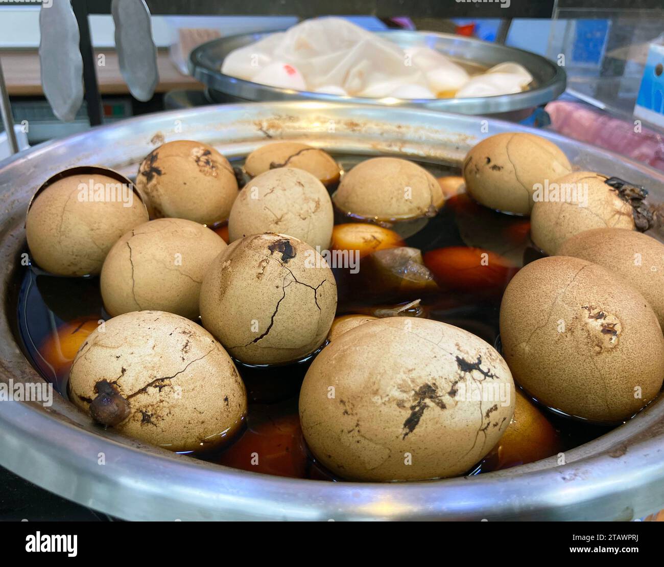 Nahaufnahme von Teeeiern, kochend mit Teesauce und Gewürzen, bereit zum Kauf in praktischen Geschäften. Stockfoto