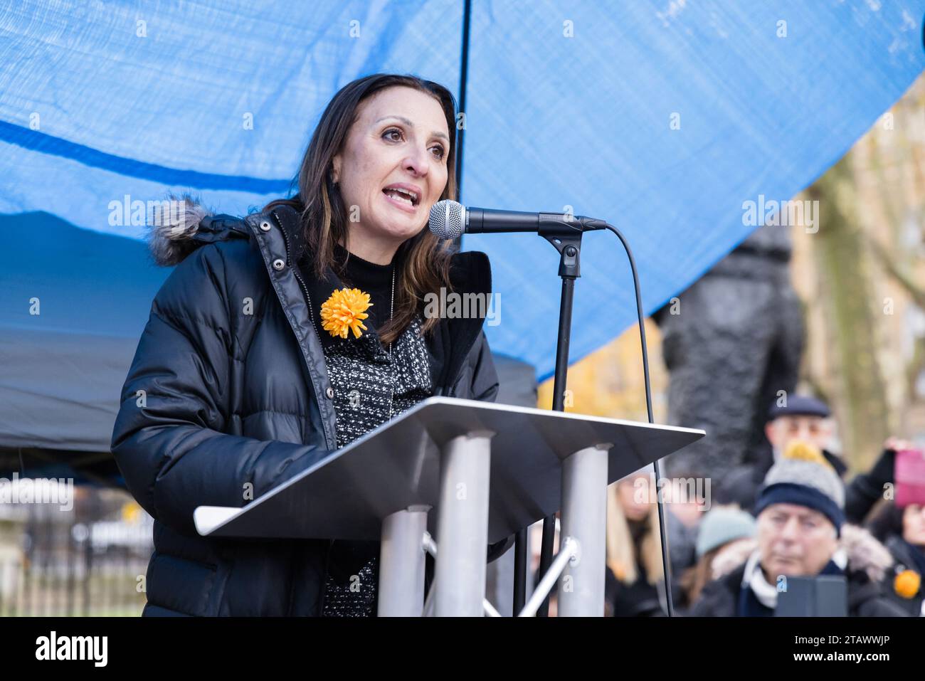 Your Silence is Loud Rally, London, UK. Dezember 2023. Fleur Hassan-Nahoum, stellvertretender Bürgermeister von Jerusalem, spricht auf einer Protestkundgebung gegen UN-Frauen, nachdem sie ihr Schweigen über die Gewalt und Brutalität, die Frauen und Mädchen beim Angriff der Hamas auf Israel am 7. Oktober erlitten haben. Frauen mit aufgeklebtem Mund, als Symbol, dass sie zum Schweigen gebracht wurden, standen gegenüber der Downing Street, während Redner, darunter Dame Maureen Lipman und Mattie Heaven, aufrüttelnde Adressen gaben. Foto: Amanda Rose/Alamy Live News Stockfoto