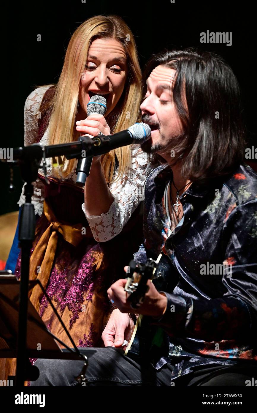 Stefanie Hertel und Lanny Lanner beim Familienkonzert Märchenhafte Weihnacht 2023 im Bürgerhaus. Niesky, 02.12.2023 *** Stefanie Hertel und Lanny Lanner beim Familienkonzert Märchenweihnachten 2023 im Bürgerhaus Niesky, 02 12 2023 Foto:XM.xWehnertx/xFuturexImagex hertel 3117 Credit: Imago/Alamy Live News Stockfoto