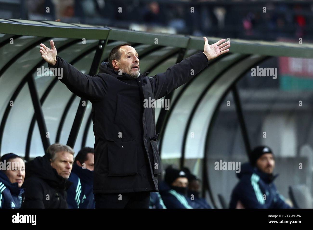 NIJMEGEN - Ajax Trainer John va't Schip reagiert während des niederländischen Eredivisie-Spiels zwischen NEC und Ajax am 3. Dezember 2023 in de Goffert in Nijmegen, Niederlande. ANP VINCENT JANNINK Stockfoto