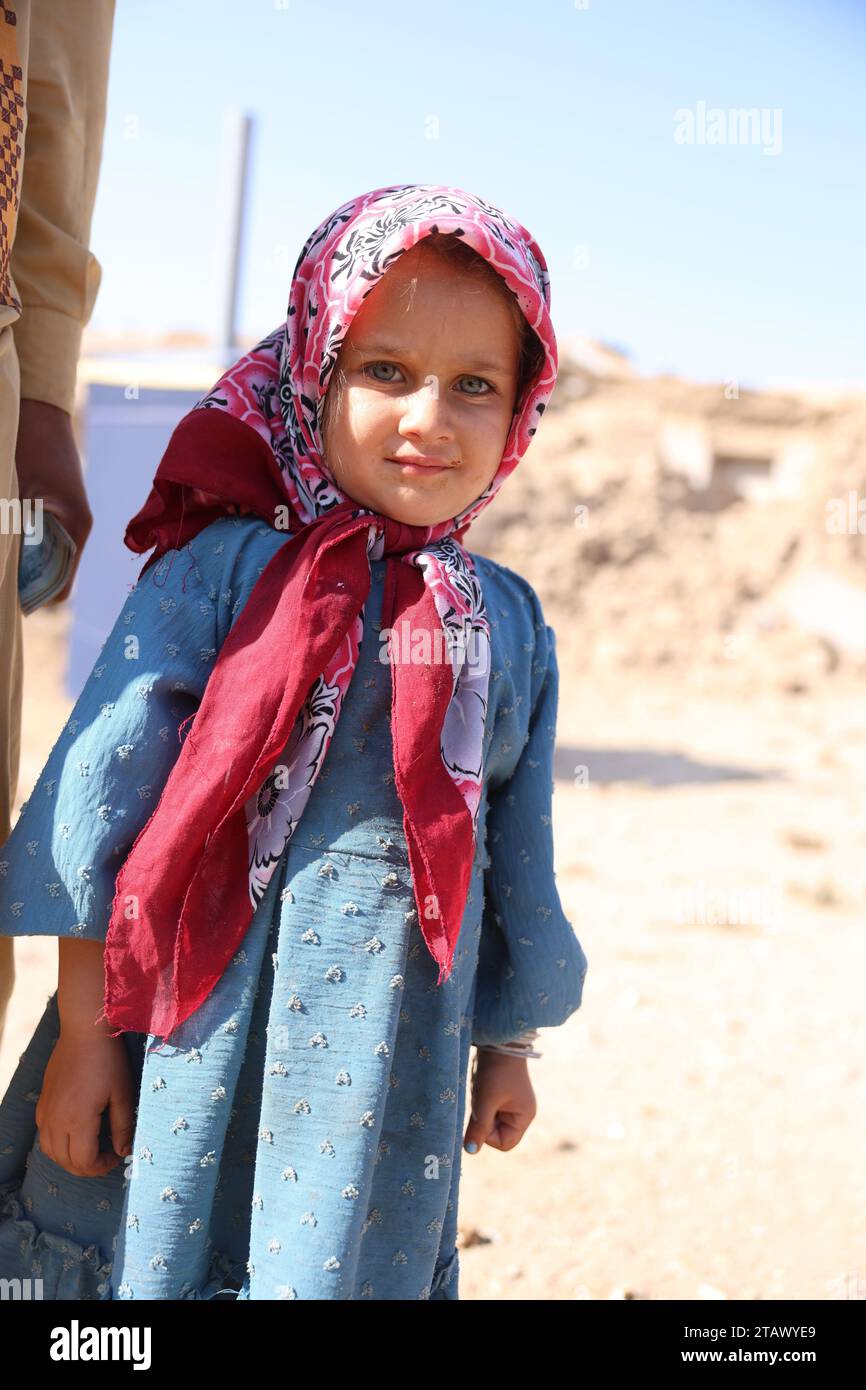 Porträt eines jungen armen afghanischen Mädchens im Dorf | afghanisches Mädchen Kabul, Afghanistan 2. November 2023 Stockfoto