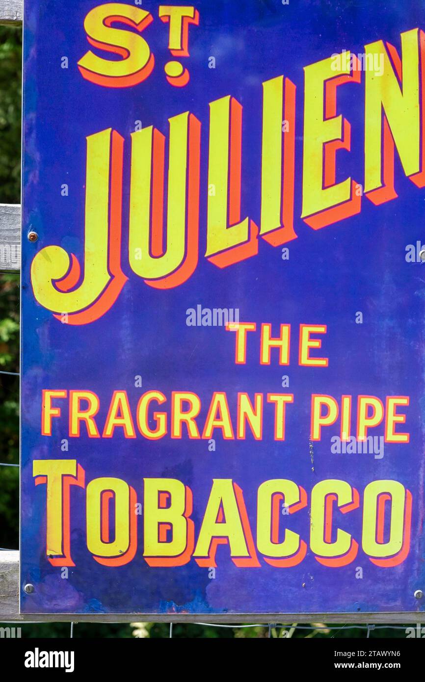 Vintage St. Julien Tobacco Werbung auf der Wootton Station auf der Isle of Wight Steam Railway, England, Großbritannien Stockfoto