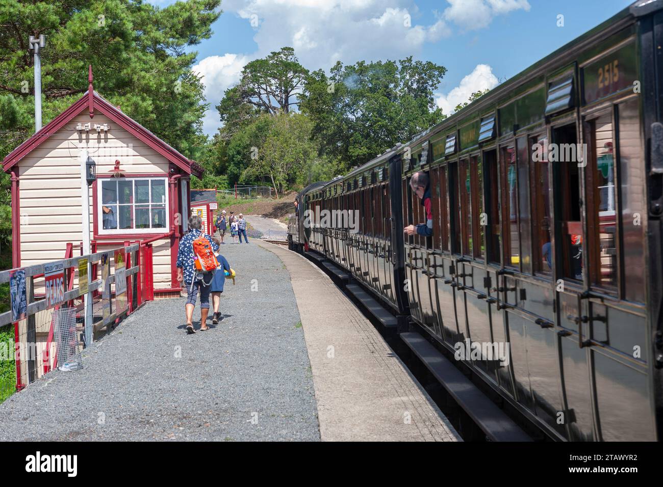 Der Zug fährt zur Wootton Station auf der Isle of Wight Steam Railway, Isle of Wight, England, Großbritannien Stockfoto