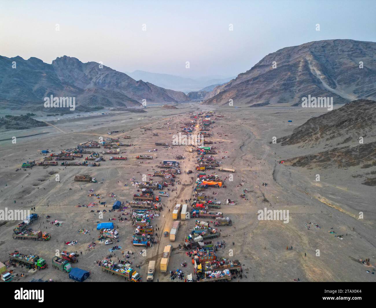 Afghanistan-Flüchtlinge, die Pakistan verlassen müssen: Ein Drohnenblick auf ein Flüchtlingslager mit Tausenden verarmter Menschen. Stockfoto