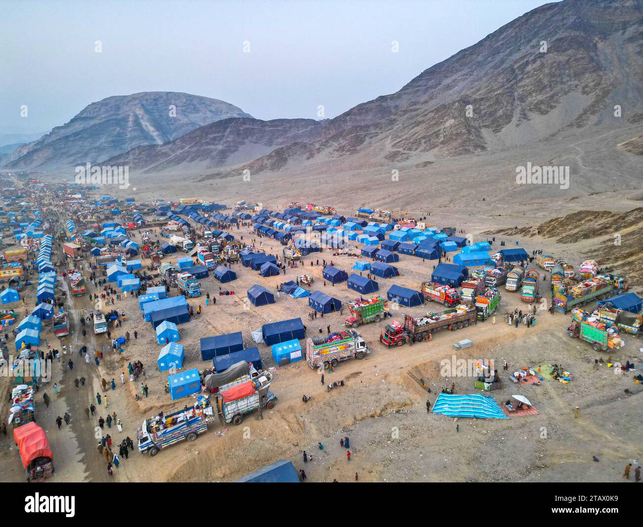 Afghanistan-Flüchtlinge, die Pakistan verlassen müssen: Ein Drohnenblick auf ein Flüchtlingslager mit Tausenden verarmter Menschen. Stockfoto