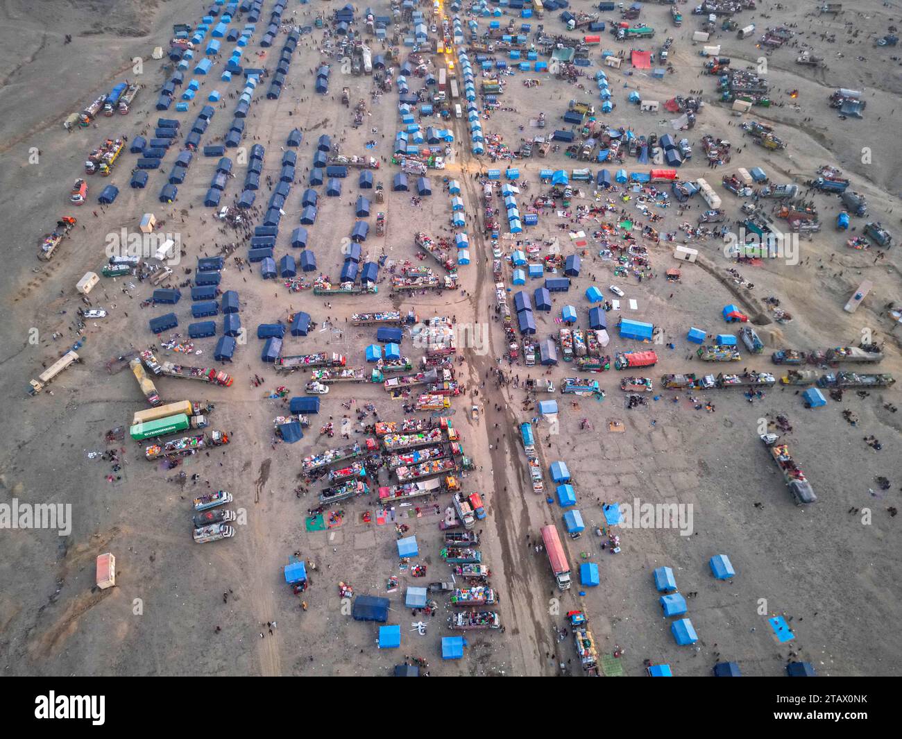 Afghanistan-Flüchtlinge, die Pakistan verlassen müssen: Ein Drohnenblick auf ein Flüchtlingslager mit Tausenden verarmter Menschen. Stockfoto