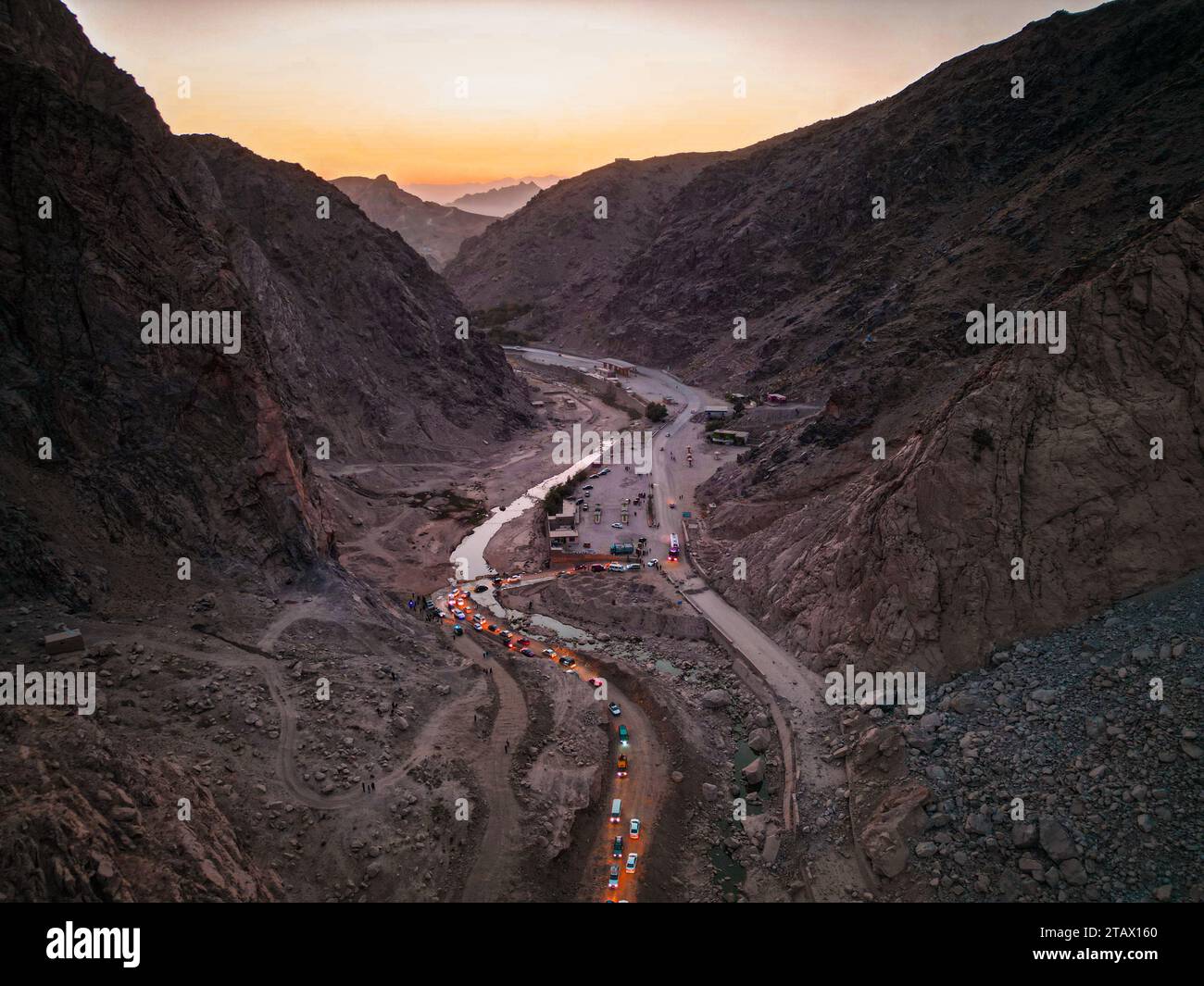 Luftaufnahme einer Straßenüberquerung zwischen zwei Bergen am Abend. Mahipar, Afghanistan Stockfoto