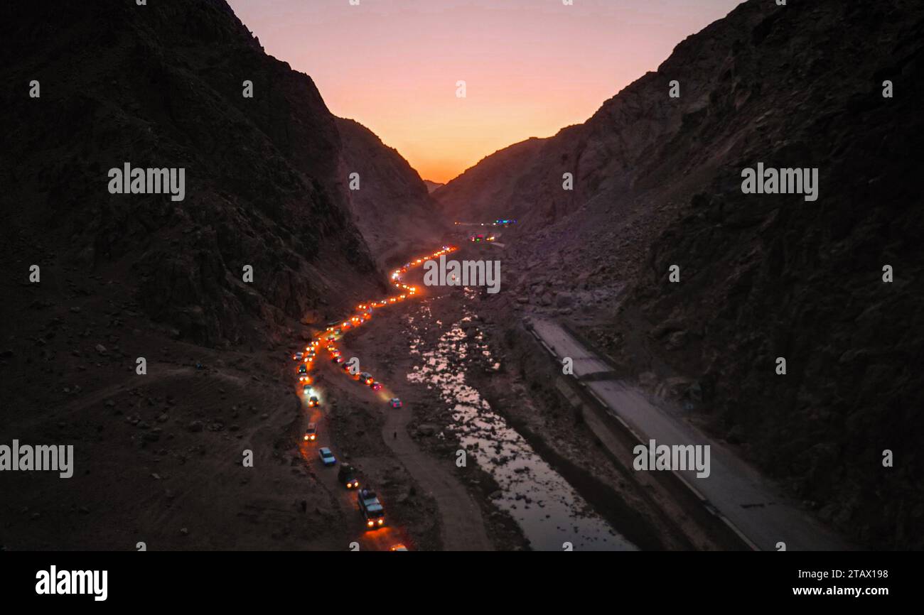 Luftaufnahme einer Straßenüberquerung zwischen zwei Bergen am Abend. Mahipar, Afghanistan Stockfoto