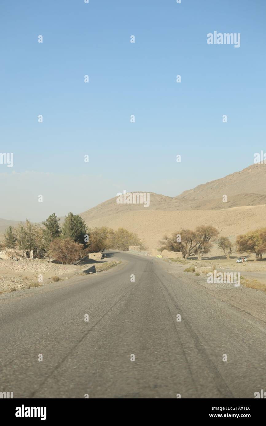 Straßenüberquerung Dorf | Straße in der Wüste Stockfoto