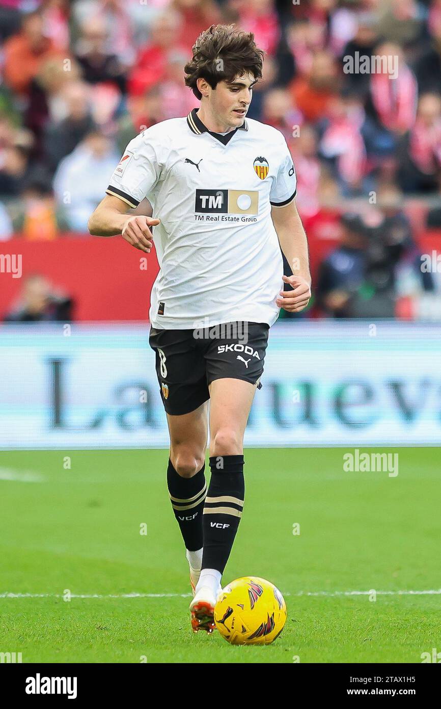 Girona, Spanien. Dezember 2023. Javier Guerra (8) aus Valencia wurde während des LaLiga-Spiels zwischen Girona und Valencia bei der Estadi Montilivi in Girona gesehen. (Foto: Gonzales Photo/Alamy Live News Stockfoto