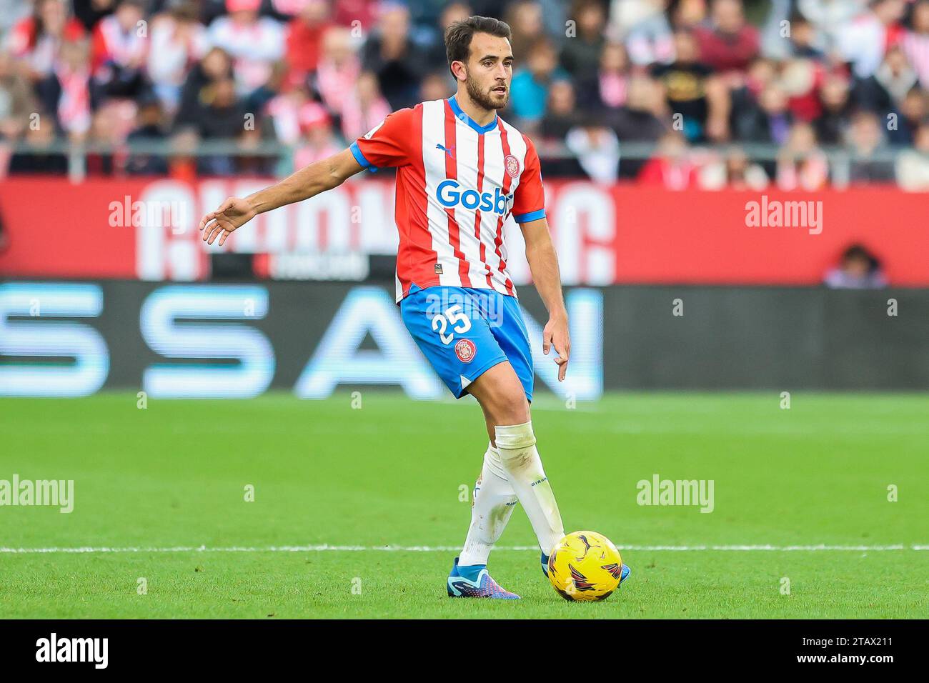 Girona, Spanien. Dezember 2023. Eric Garcia (25) von Girona, der während des LaLiga-Spiels zwischen Girona und Valencia bei der Estadi Montilivi in Girona gesehen wurde. (Foto: Gonzales Photo/Alamy Live News Stockfoto