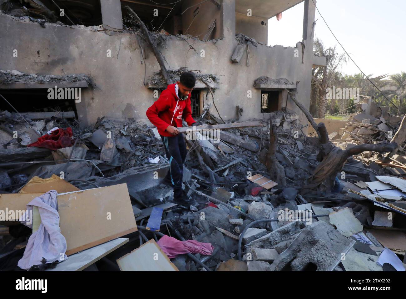 Palästinenser suchen in den Ruinen eines Gebäudes nach einem israelischen Bombenanschlag in Nuseirat Palästinenser durchsuchen die Ruinen eines Gebäudes nach einem israelischen Bombenanschlag in Nuseirat am 3. Dezember 2023. Israel verübte am 3. Dezember tödliche Bombardements in Gaza, als internationale rufe nach mehr Schutz der Zivilbevölkerung und der Erneuerung eines abgelaufenen Waffenstillstands mit der militanten palästinensischen Gruppe Hamas lauteten. Foto: Naaman Omar apaimages Nusairat Gazastreifen Palästinensische Gebiete 031223 Nusairat NAA 002 Copyright: XapaimagesxNaamanxOmarxx Stockfoto