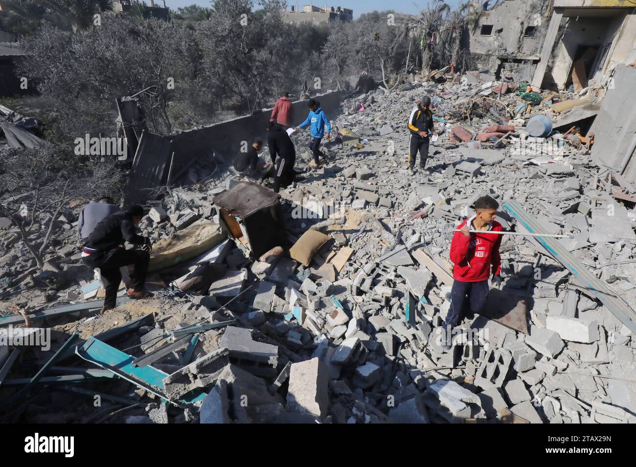 Palästinenser suchen in den Ruinen eines Gebäudes nach einem israelischen Bombenanschlag in Nuseirat Palästinenser durchsuchen die Ruinen eines Gebäudes nach einem israelischen Bombenanschlag in Nuseirat am 3. Dezember 2023. Israel verübte am 3. Dezember tödliche Bombardements in Gaza, als internationale rufe nach mehr Schutz der Zivilbevölkerung und der Erneuerung eines abgelaufenen Waffenstillstands mit der militanten palästinensischen Gruppe Hamas lauteten. Foto: Naaman Omar apaimages Nusairat Gazastreifen Palästinensische Gebiete 031223 Nusairat NAA 0020 Copyright: XapaimagesxNaamanxOmarx Stockfoto