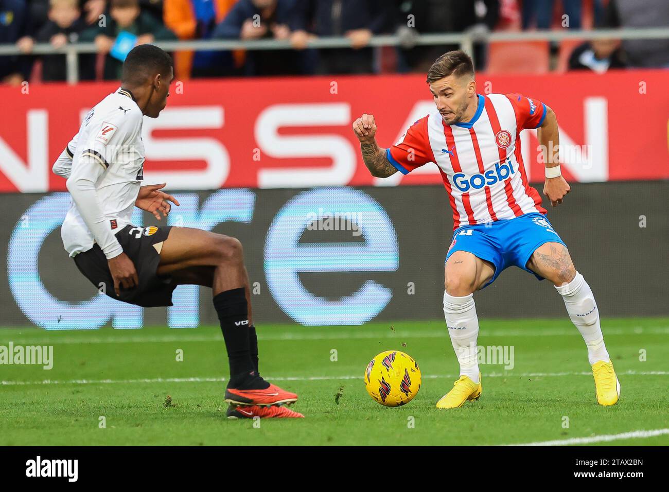 Girona, Spanien. Dezember 2023. Portu (24) von Girona wurde während des LaLiga-Spiels zwischen Girona und Valencia bei der Estadi Montilivi in Girona gesehen. (Foto: Gonzales Photo/Alamy Live News Stockfoto