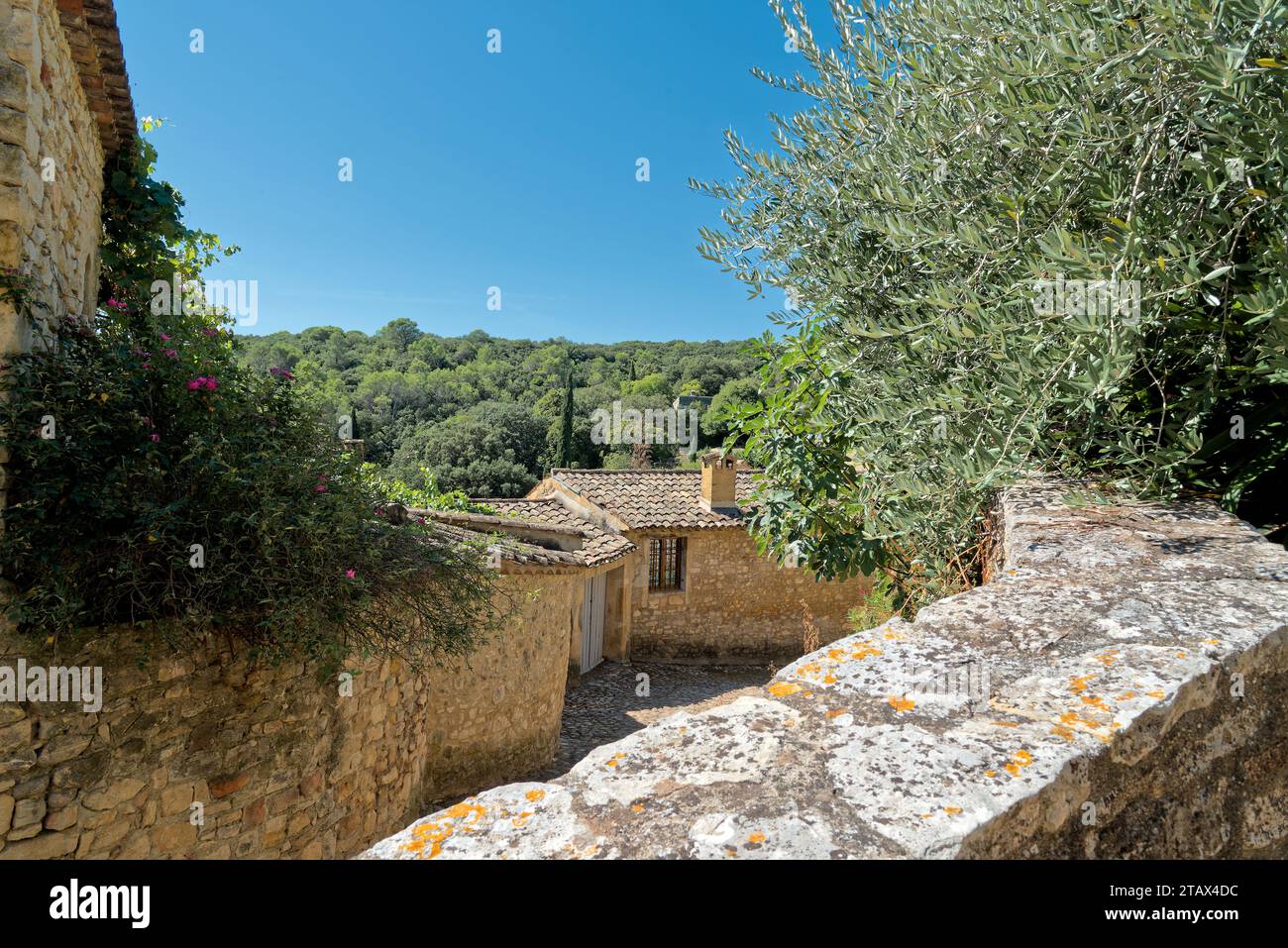 le Village de la Roque sur Cèze et la Cascade du sautadet dans le Gard par un beau matin ensoleillé du mois d’août Stockfoto