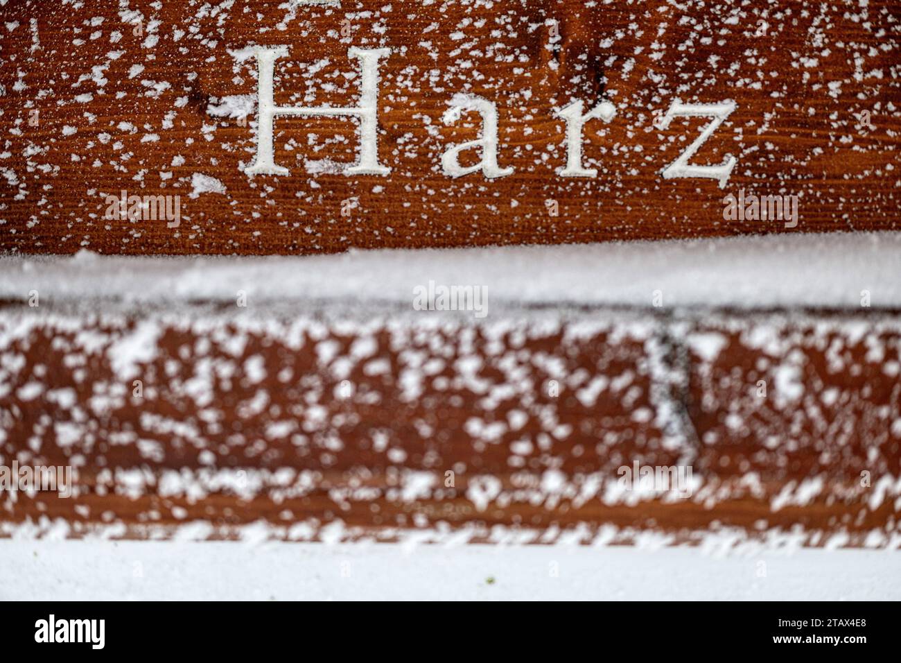 St. Andreasberg, Deutschland. Dezember 2023. Die schneebedeckte Schrift „Harz“ ist auf einem Wegweiser im Harz zu sehen. Skifahrer und Rodelfahrer im Harz starten am 1. Adventsbeginn in die neue Schneesaison. Quelle: Swen Pförtner/dpa/Alamy Live News Stockfoto