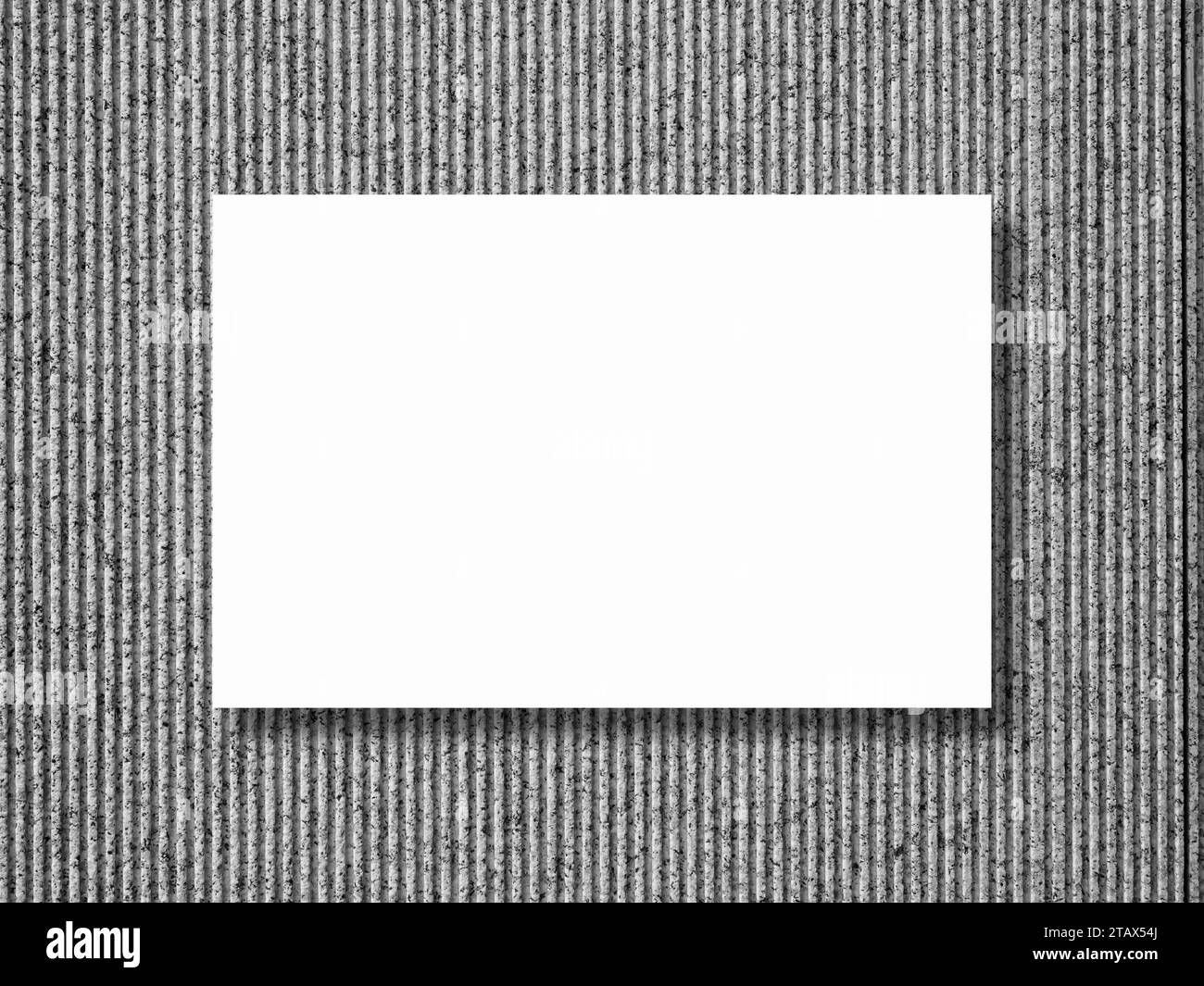 Modell mit weißem rechteckigem Rahmen, der an gestreifter Wandstruktur hängt. Leerer quadratischer Platz für horizontales Fotomoster oder Kunstwerk auf moderner Betonwand Stockfoto