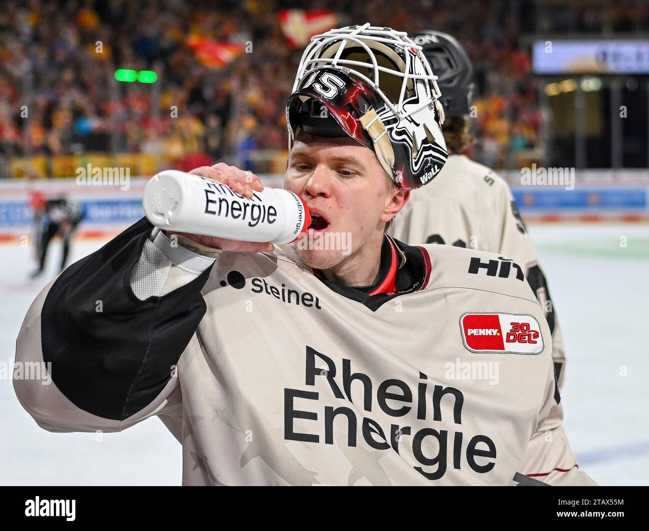Tobias Ancicka (Koelner Haie, #45) nutzt das Powerbreak zum Trinken ...