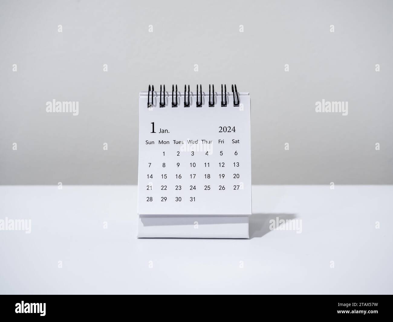 Ein Kalender-Schreibtisch für Januar 2024 für den Organisator zur Planung und Erinnerung isoliert auf weißem Hintergrund, minimalistisch. Weißer kleiner Tabellenkalender mit dem p Stockfoto