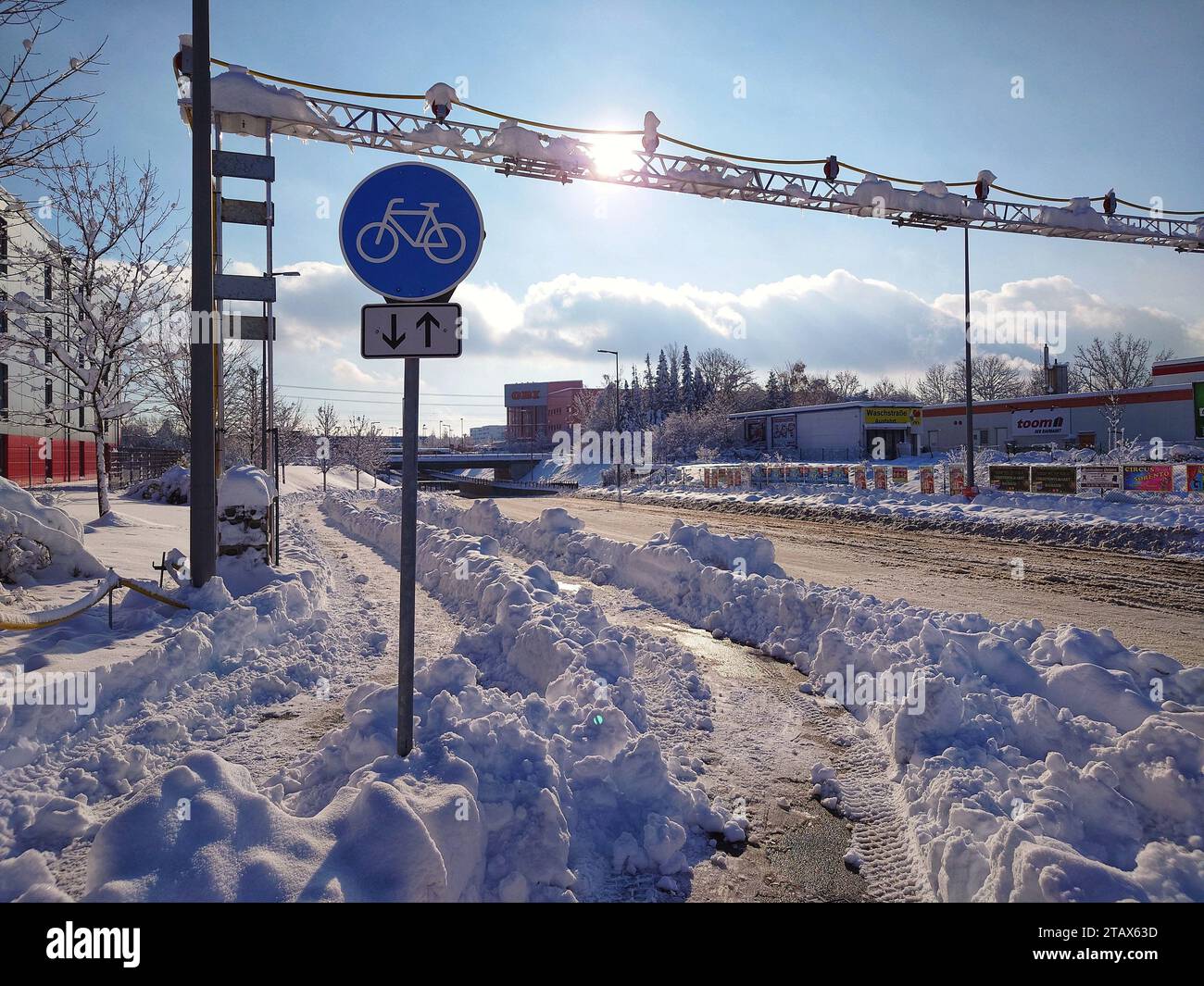 München, Bayern, Deutschland. Dezember 2023. Szenen aus München im Gefolge eines rekordverdächtigen Schneefalls von 44 cm in 24 Stunden, der trotz Warnungen zur Schließung des Münchner Flughafens führte, dessen Zug, Straßenbahn, und Busdienste, die zu hektischen Online-Posts von gestrandeten Pendlern und Passagieren an Außenbahnhöfen führten, die nach Rat suchten, um nicht einzufrieren. Es war nicht alles negativ, denn Sportfans nutzten den Schnee, um in den Wäldern zu joggen. (Kreditbild: © Sachelle Babbar/ZUMA Press Wire) NUR REDAKTIONELLE VERWENDUNG! Nicht für kommerzielle ZWECKE! Stockfoto