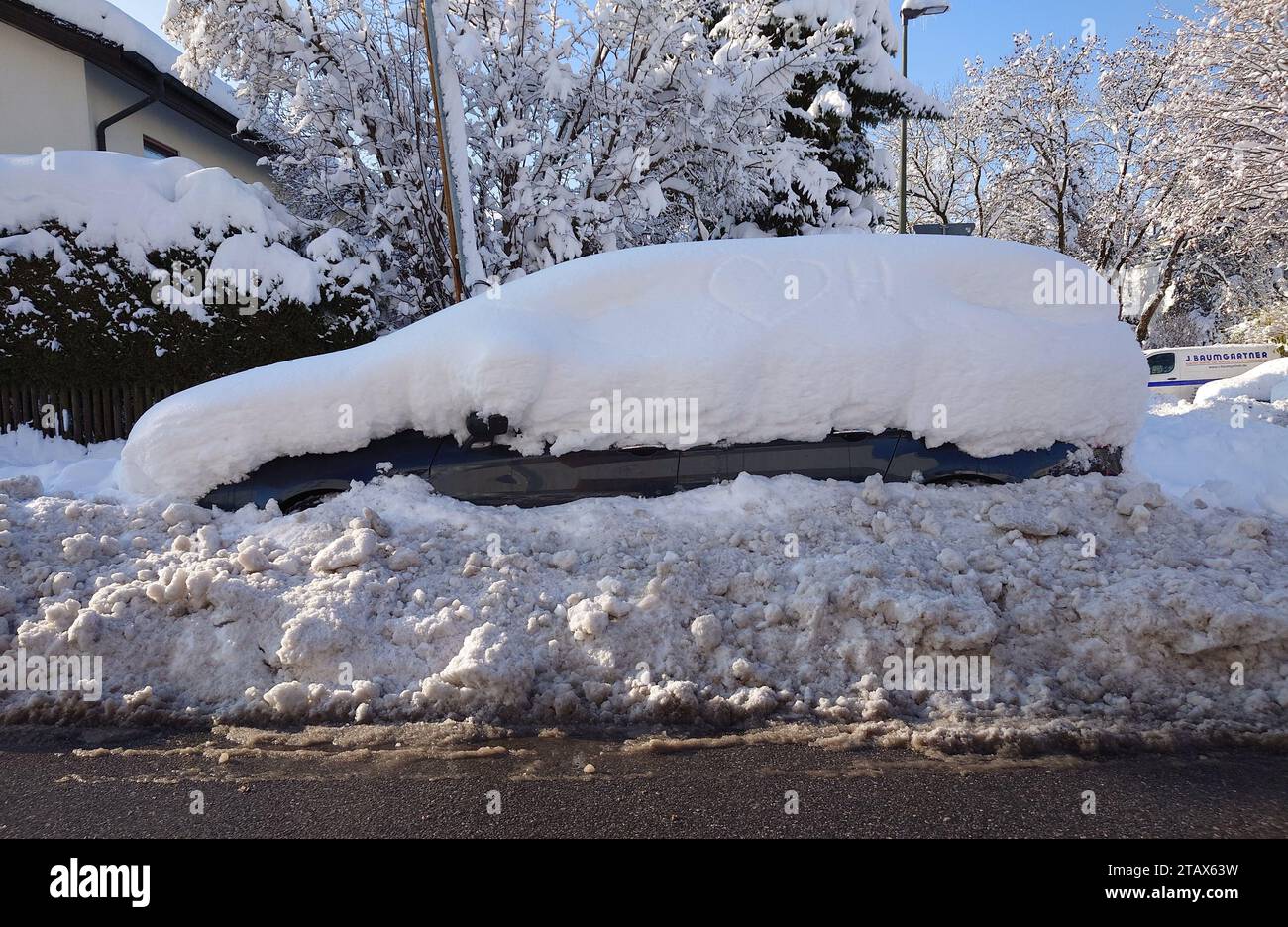 München, Bayern, Deutschland. Dezember 2023. Szenen aus München im Gefolge eines rekordverdächtigen Schneefalls von 44 cm in 24 Stunden, der trotz Warnungen zur Schließung des Münchner Flughafens führte, dessen Zug, Straßenbahn, und Busdienste, die zu hektischen Online-Posts von gestrandeten Pendlern und Passagieren an Außenbahnhöfen führten, die nach Rat suchten, um nicht einzufrieren. Es war nicht alles negativ, denn Sportfans nutzten den Schnee, um in den Wäldern zu joggen. (Kreditbild: © Sachelle Babbar/ZUMA Press Wire) NUR REDAKTIONELLE VERWENDUNG! Nicht für kommerzielle ZWECKE! Stockfoto