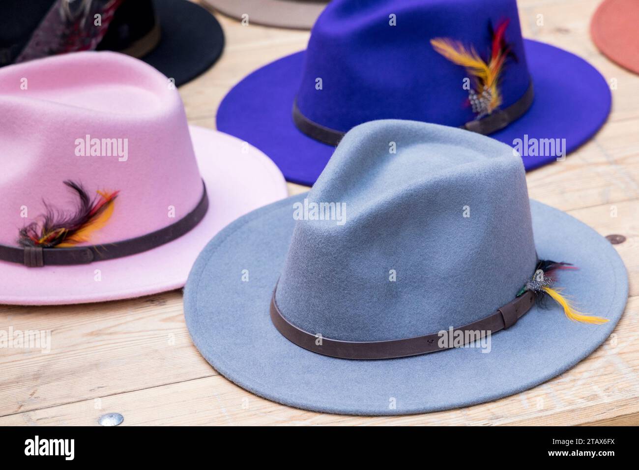 Stylische Hüte auf dem Markt, Abergavenny, Wales, Großbritannien Stockfoto