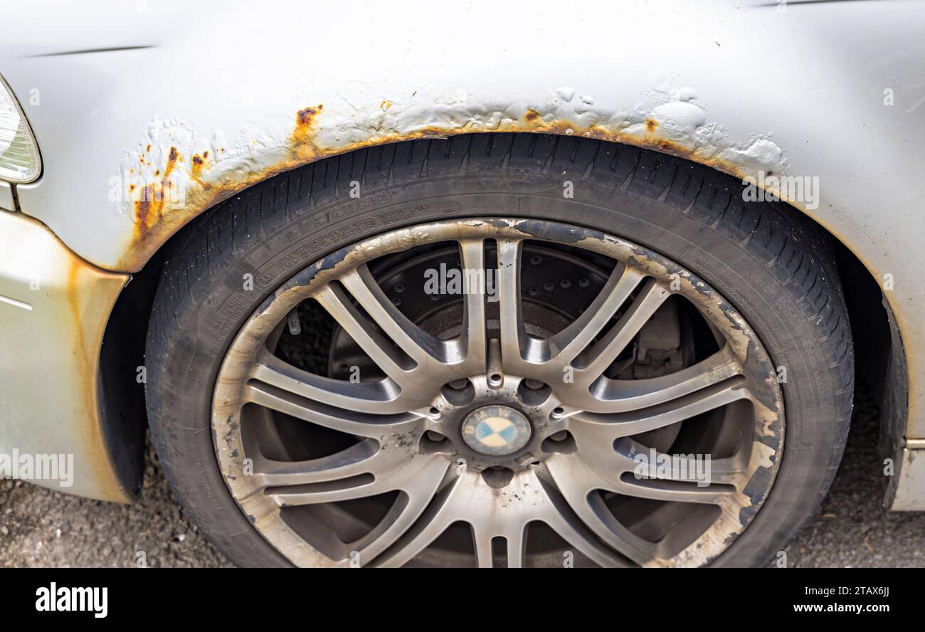 Rostiger Radlauf am Auto, Wales, Großbritannien Stockfoto